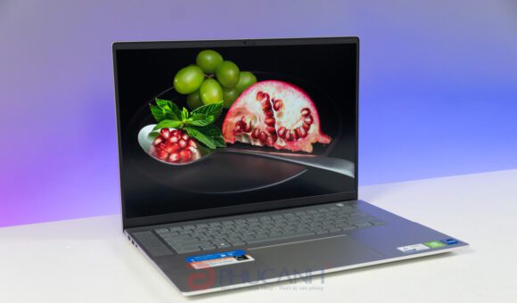 MÁY LAPTOP TÁC NGHIỆP STUDIO NGOÀI TRỜI